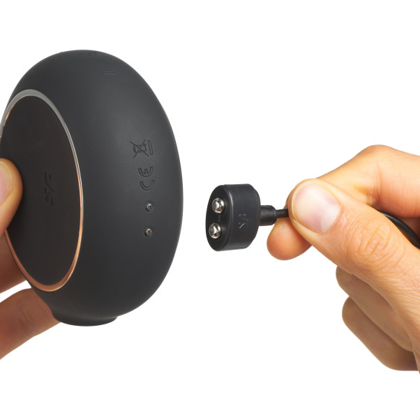 Satisfyer Pro to Go 3 Klitorisstimulator Produktbilde med hånd 51