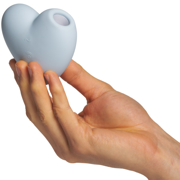 Satisfyer Cutie Heart Klitorisstimulator Blå Produktbilde med hånd 50