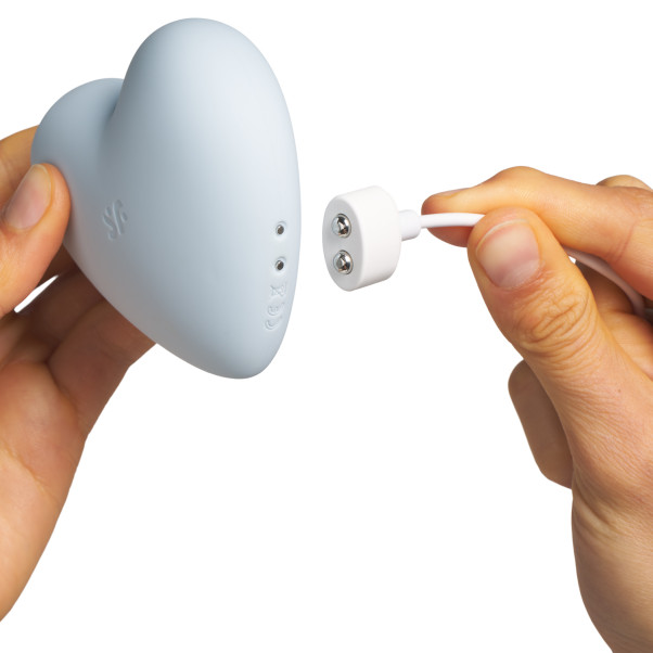 Satisfyer Cutie Heart Klitorisstimulator Blå Produktbilde med hånd 51