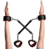 Sportsheets Saffron Hog Tie and Cuff Bondagesett Produktbilde med hånd 50