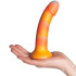 baseks Orange Sunset Silikondildo 18 cm Produktbilde med hånd 50