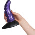 Creature Cocks Orion Invader Silikondildo 19 cm Produktbilde med hånd 50