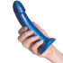 baseks Metallic Blå Silikondildo 18 cm Produktbilde med hånd 50