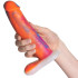 Vixen Creations Bandit Tie-Bright VixSkin Dildo 20,5 cm Produktbilde med hånd 50