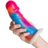 Vixen Creations Maverick Tie-Bright VixSkin Dildo 20 cm Produktbilde med hånd 50