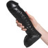 Mister B All Black Karsten Dildo 28 cm Produktbilde med hånd 50
