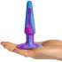 A-Play Groovy Berry Analplugg 12,8 cm Produktbilde med hånd 50