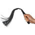 Sex & Mischief Noir Whip Falsk Skinn Flogger 45,5 cm Produktbilde med hånd 50