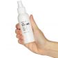 Sinful Clean Sexleketøysrens 100 ml Produktbilde med hånd 50