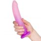 Baseks Gradient Glitter Medium Dildo 20 cm Produktbilde med hånd 50