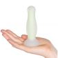 Baseks Glow in the Dark Gul Medium Analdildo Produktbilde med hånd 50