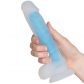 Baseks Glow in the Dark Blå Dildo 21,5 cm. Produktbilde med hånd 50