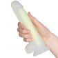 Baseks Glow in the Dark Gul Dildo 21,5 cm Produktbilde med hånd 50