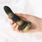 Sinful Space Fantasy Silikon Dildo 14 cm Produktbilde med hånd 50