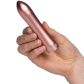 Doxy Rose Gold Bulletvibrator Produktbilde med hånd 51