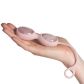 Le Wand Yoni Rose Quartz Double Kegelkuler Produktbilde med hånd 50