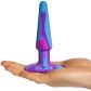 A-Play Groovy Berry Analplugg 12,8 cm Produktbilde med hånd 50