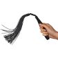Sex & Mischief Noir Whip Falsk Skinn Flogger 45,5 cm Produktbilde med hånd 50